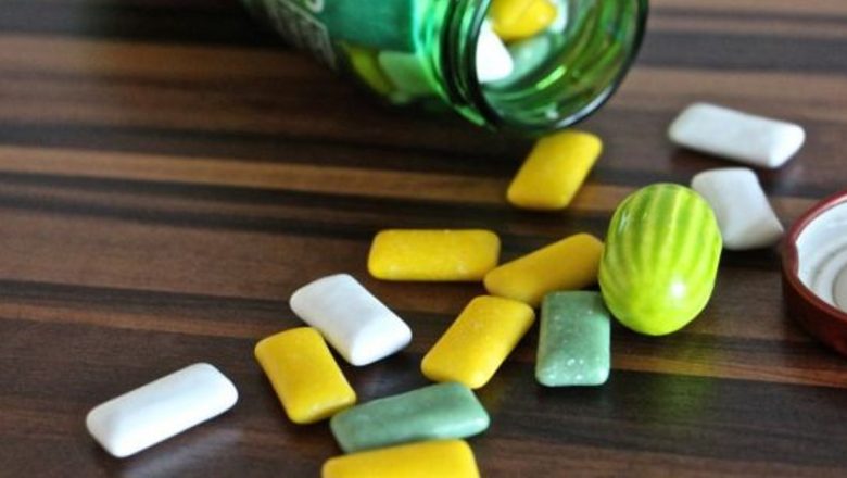 Pericolele ascunse ale înghițirii gumei de mestecat: Ce trebuie să știm