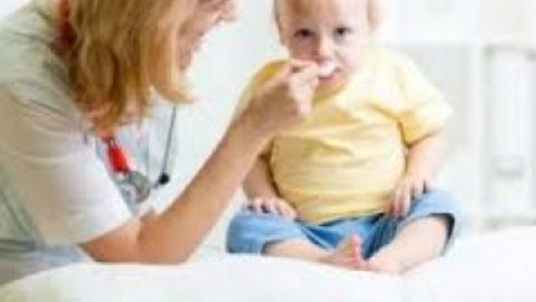 Importanța Diversificării Alimentației la Bebeluși: O Perspectivă Asupra Recomandărilor și Practicilor din România