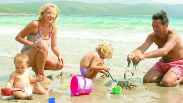 Ghid complet pentru o vacanță relaxantă la plajă cu copiii: sfaturi esențiale pentru părinți