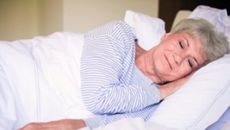 Somnul la Vârsta a Treia: Strategii pentru un Somn Mai Bun și Implicațiile Sale