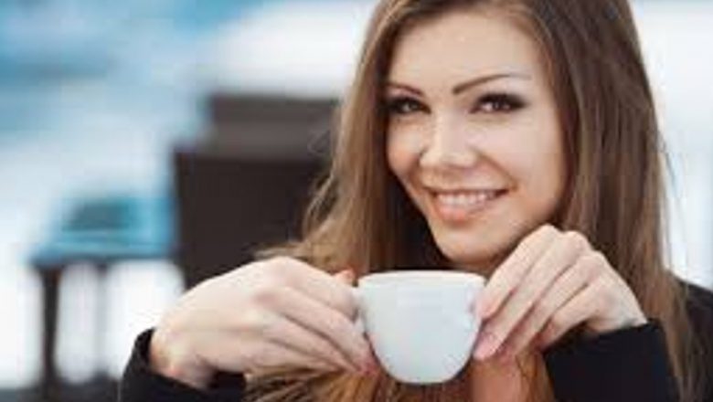 Cafeaua Decofeinizată: O Iluzie a Sănătății sau O Surpriză Dăunătoare?