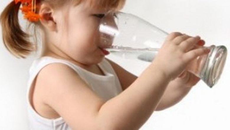 Aquatique: Apă minerală plată de încredere pentru sugari și copii mici