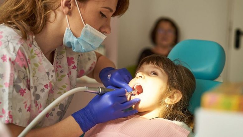 Cum să îngrijim dinții copiilor și să le reducem frica de dentist: O abordare completă