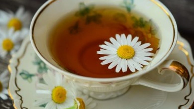 Ceaiul de muşeţel: Remediul natural pentru durerile de stomac și nu numai
