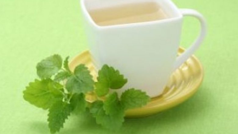 Ierburi Naturale care Susțin Eliminarea Grăsimii Abdominale: O Analiză Detaliată