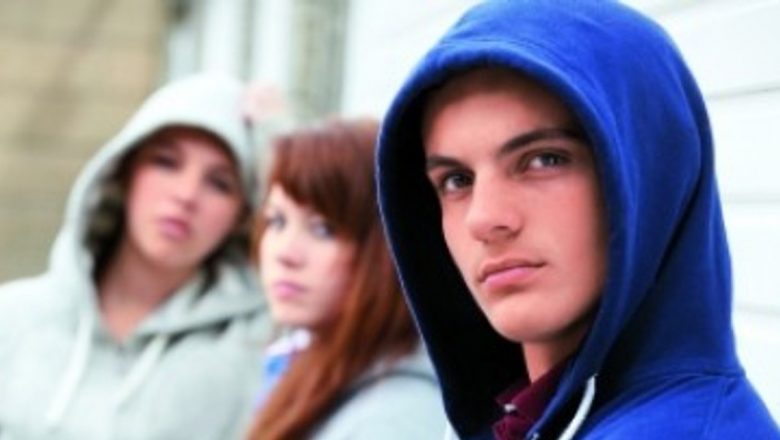 Navigarea prin Anturaj: Cum să Ghidezi Adolescenții în Fața Provocărilor Sociale