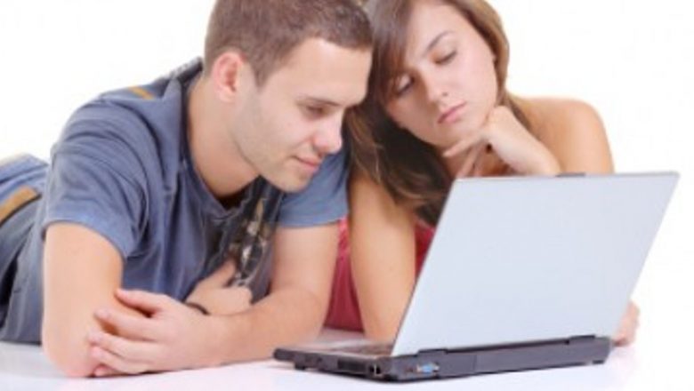 Impactul Petrecerii Timpului Liber pe Internet Asupra Sănătății Mintale: O Analiză Detaliată a Demenței Digitale