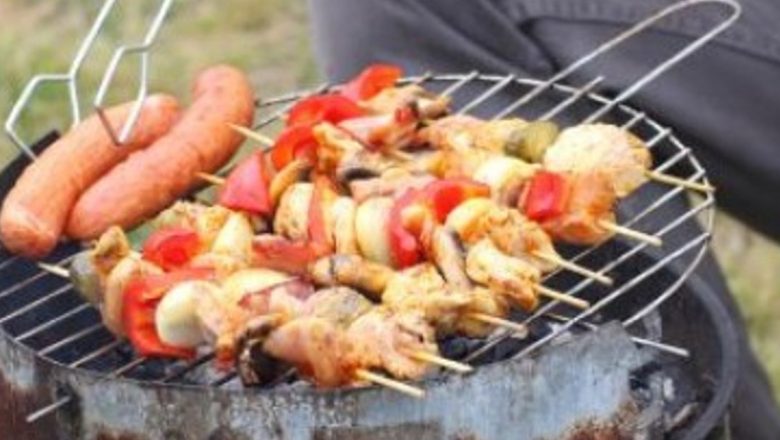 Ghidul Sănătos pentru Grătarul de 1 Mai: Sărbătoare și Alimentație Echilibrată