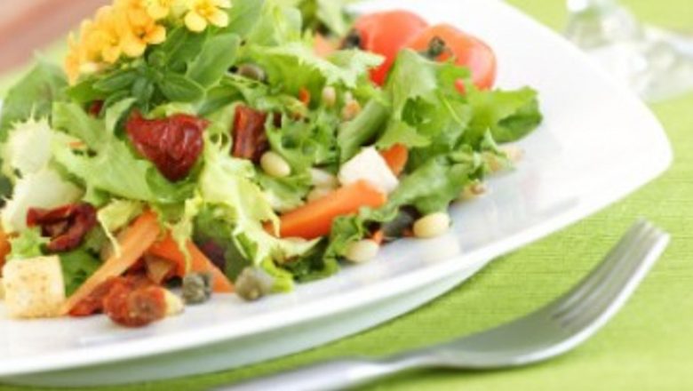 Ghid complet pentru prepararea unei salate sănătoase și sățioase: Ingrediente, beneficii și secrete culinare