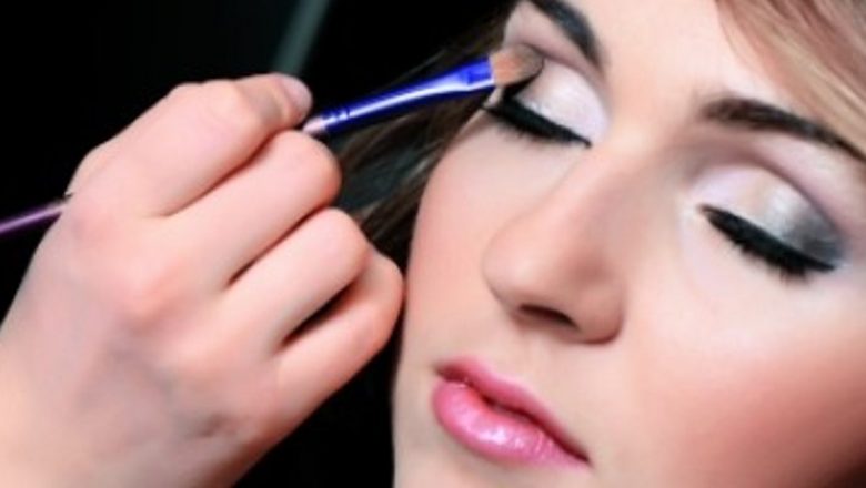 Ghid Complet pentru Machiajul Ochiilor în Funcție de Formă