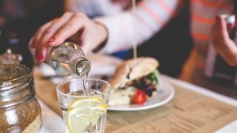 Hidratarea la Vârstele Înaintate: O Necesitate Vitală pentru Sănătatea Seniorilor
