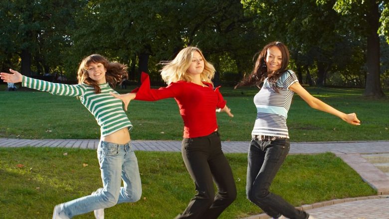Sporturi de vacanţă: Cum să îţi îndrumi adolescentul către activităţi sănătoase