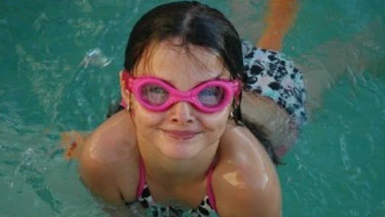 Învățarea înotului: Cum să-ți ajuți copilul să depășească frica de apă