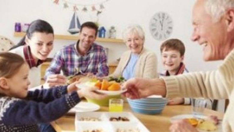Masa în Familie: O Traditie Esentiala pentru Tineri si Impactul Ei Asupra Relațiilor Interumane