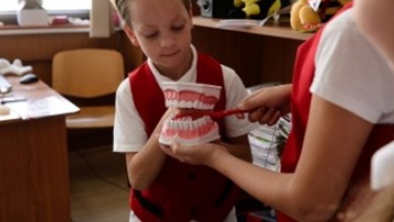 Educația dentară în școlile primare: O inițiativă esențială pentru sănătatea copiilor