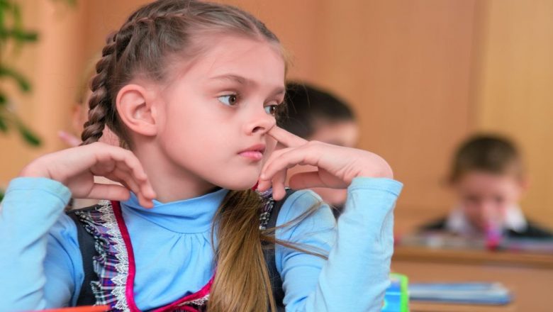 Înțelegerea ticurilor la copii: cauze, soluții și impactul emoțional