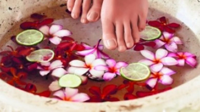 Băi de picioare cu efect terapeutic: soluții naturale pentru picioare obosite și umflate