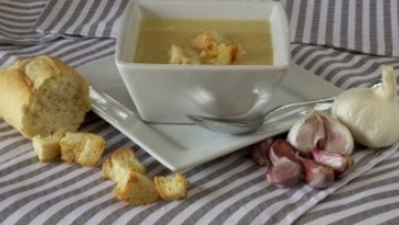 Supa de Usturoi: O Alternativă Naturală la Antibiotice pentru Îmbunătățirea Sănătății