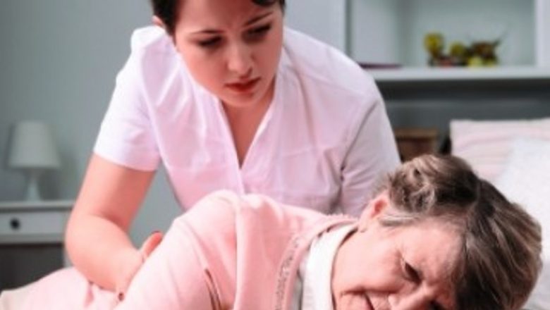 Prevenirea căderilor la vârstnici: O analiză detaliată a riscurilor și soluțiilor