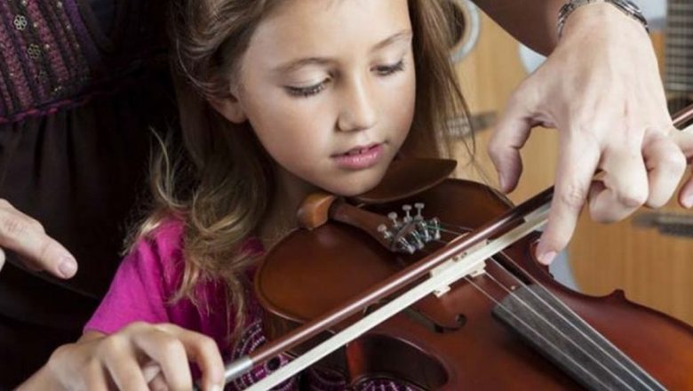Beneficiile Studiului unui Instrument Muzical asupra Creierului Copiilor: O Analiză Detaliată