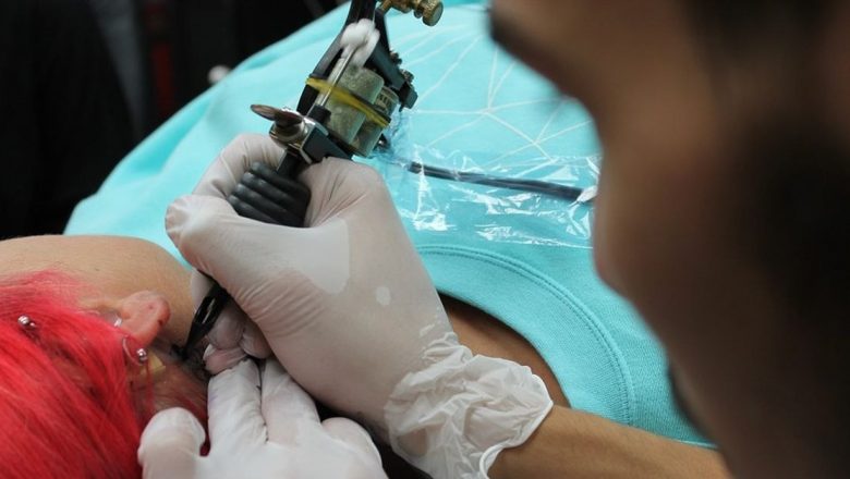 Cum să gestionezi dorința copilului tău de a face un tatuaj: sfaturi și perspective