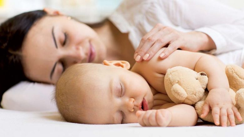 Siguranța Somnului: Riscurile și Recomandările pentru Dormitul cu Bebelușul în Pat
