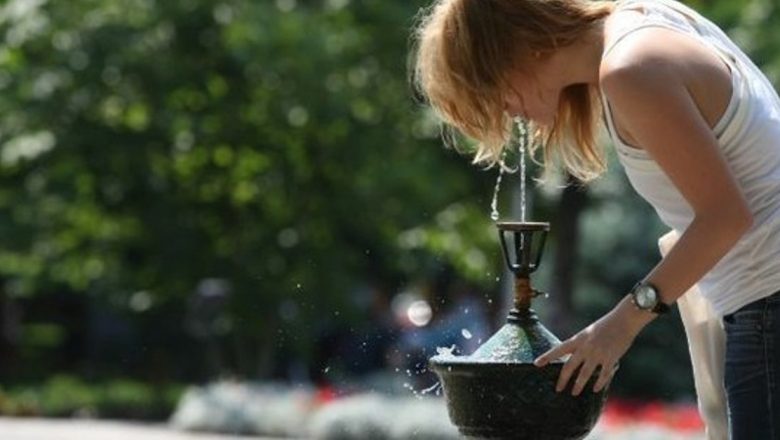 Revizuirea mitului celor 2 litri de apă: Ce trebuie să știm despre hidratarea adecvată