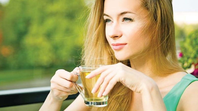 Plantele Detoxifiante: Urzica, Păpădia și Ceaiul Verde – Beneficii și Metode de Utilizare