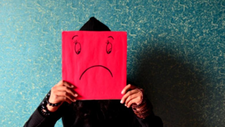 Factorii Emoționali și Sociali Care Contribuie la Depresie: O Analiză Complexă