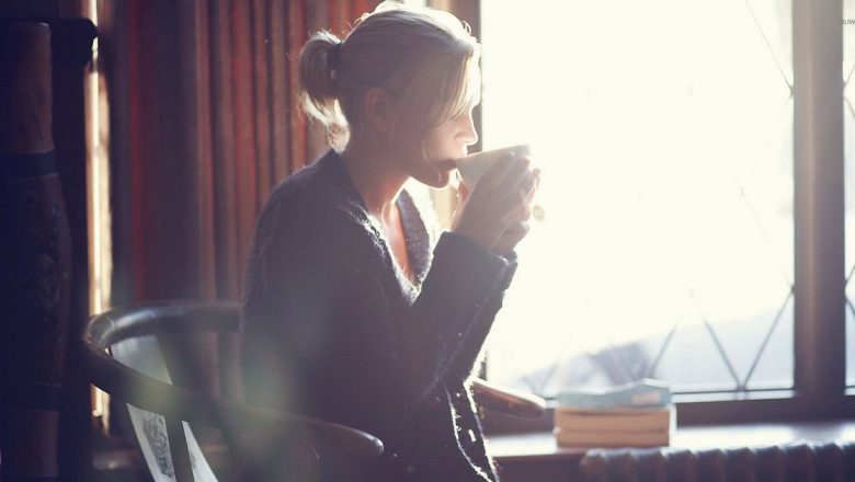 Impactul consumului de cafea pe stomacul gol: beneficii, riscuri și recomandări