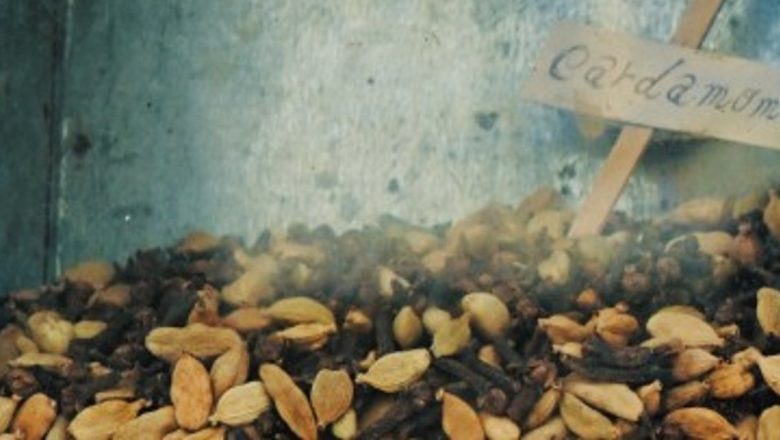 Cardamomul: Beneficii pentru Sănătate și Impactul Asupra Prevenției Bolilor Crunțe