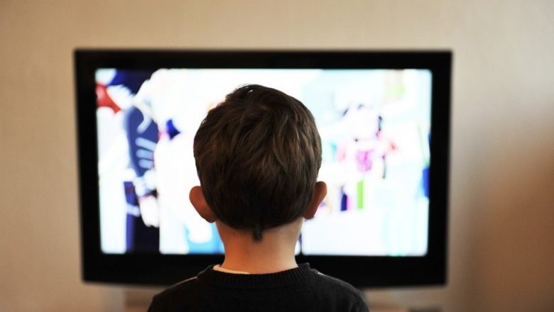 Influența Reclamelor TV Asupra Copiilor: Cum Să Gestionăm Fascinația Micuților