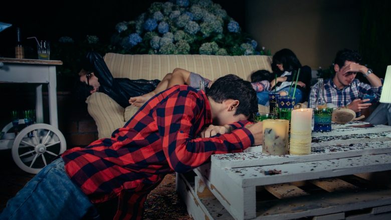 Cum să Eviți Mahmureala în Timpul Sărbătorilor: Sfaturi de la Experți pentru Petrecăreții Responsabili