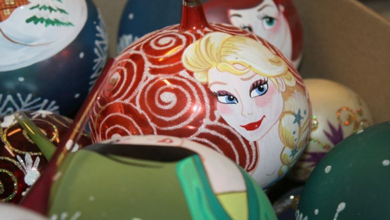 Fabrica de globulețe din Pucioasa: O incursiune în magia Crăciunului personalizat