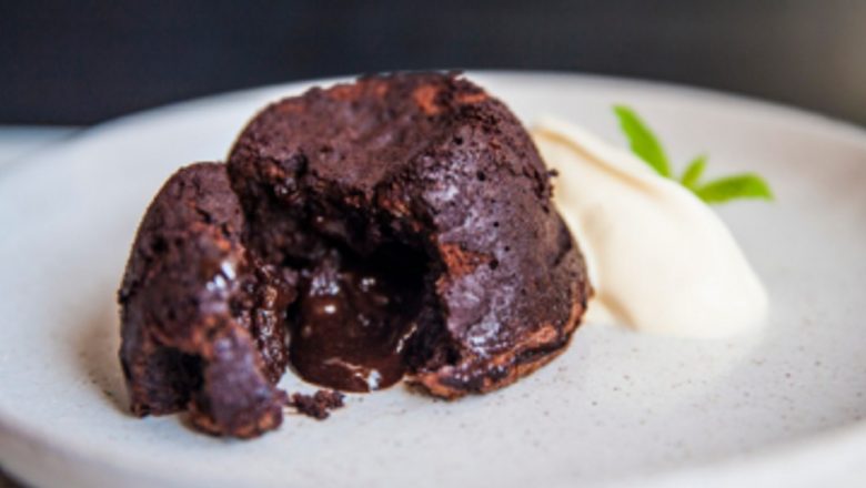 Descoperă Secretul Fondantului de Ciocolată: O Rețetă Rapidă și Delicioasă