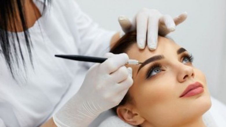Tatuarea Sprâncenelor: Avantaje, Tehnici și Implicații în Estetica Modernă