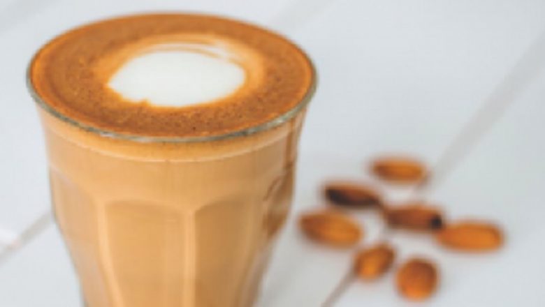 Cafeaua cu lapte de migdale: O alegere sănătoasă în diete și beneficiile acesteia