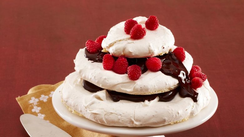 Tort de Bezea cu Cremă de Ciocolată: O Delicatesă Gustoasă și Ușor de Preparat