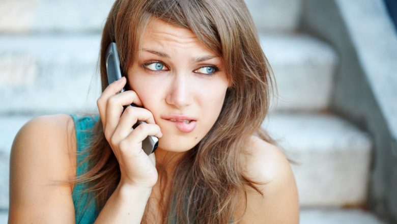 Impactul telefonului mobil asupra sănătății pielii: Cum bacteriile și produsele cosmetice contribuie la apariția acneei