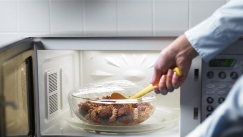 Cuptorul cu microunde: Beneficii și Riscuri – O Analiză Detaliată