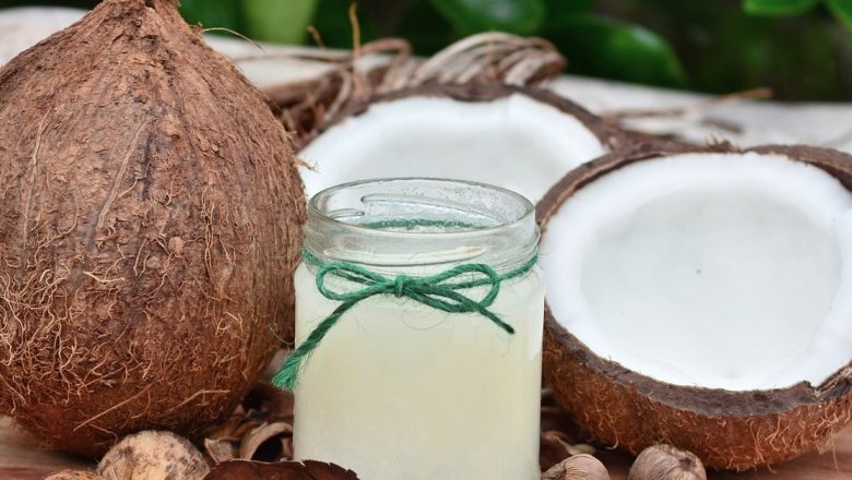 Beneficiile Uleiului de Cocos: O Analiză Detaliată a Proprietăților și Impactului Asupra Sănătății