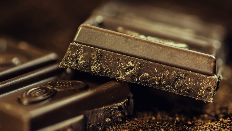Ciocolata Neagră: O Delicatesă Sănătoasă și Medicament Natural