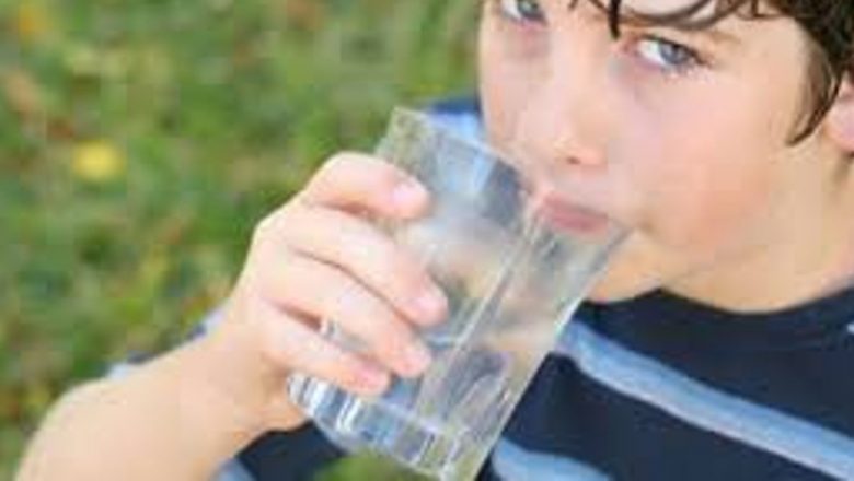 Ghid Complet pentru Hidratarea Corectă în Zilele Caniculare: Sfaturi și Implicații pentru Sănătate