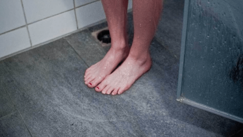 Avantajele surprinzătoare ale urinatului sub duș: economisire, igienă și beneficii pentru sănătate