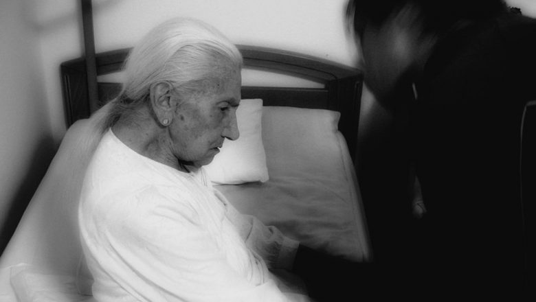 Înțelegerea Bolii Alzheimer: Semne, Simptome și Implicații pe Termen Lung