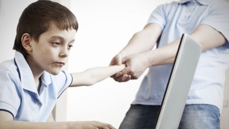 Atenție la Dependența de Internet în Rândul Copiilor: O Provocare Modernă pentru Părinți
