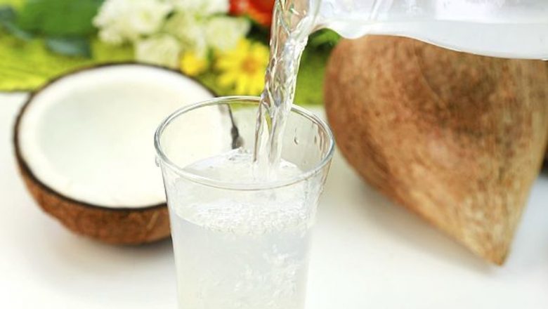 Beneficiile uimitoare ale apei de cocos: Ce se întâmplă în corpul tău dacă o bei timp de 7 zile pe stomacul gol