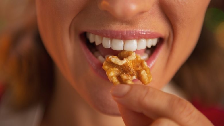 Nucile – Superalimentul care Îți Poate Prelungi Viața: Analiza Impactului Consumul de Nuci asupra Greutății și Sănătății