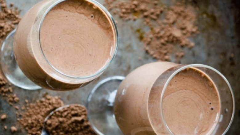 Descoperă Plăcerea Sănătoasă a Smoothie-urilor: Rețeta Perfectă cu Ciocolată, Avocado și Miere