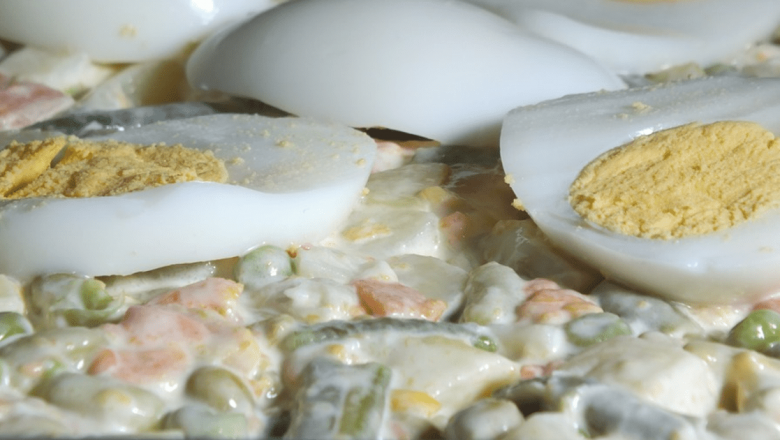 Salata de boeuf: Deliciu de Sărbători sau Provocare pentru Siluetă? Analiza Adevărului despre Ingredientele Sale